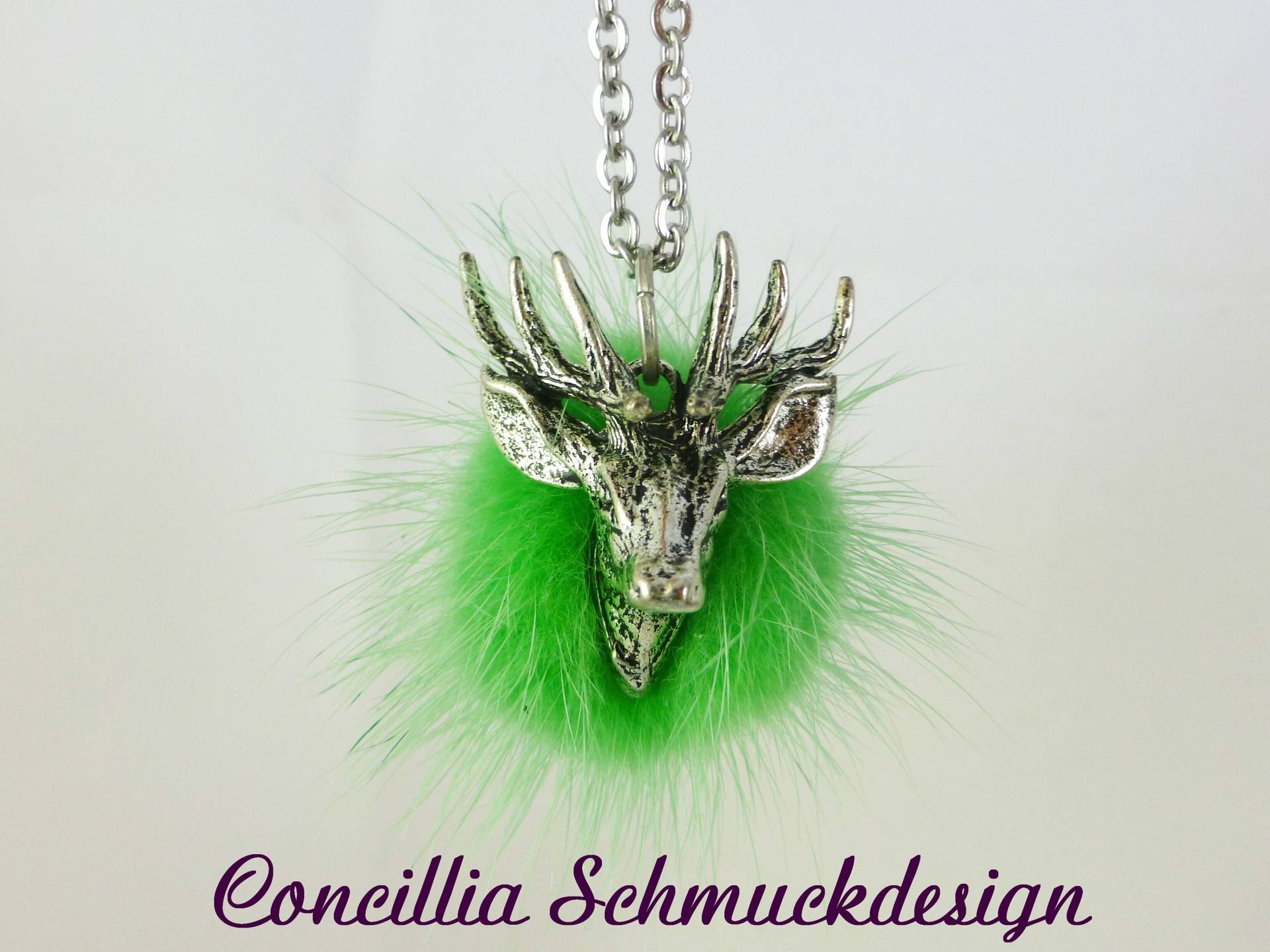 Kette Hirsch Auf Grünem Puschel von concilliadesign