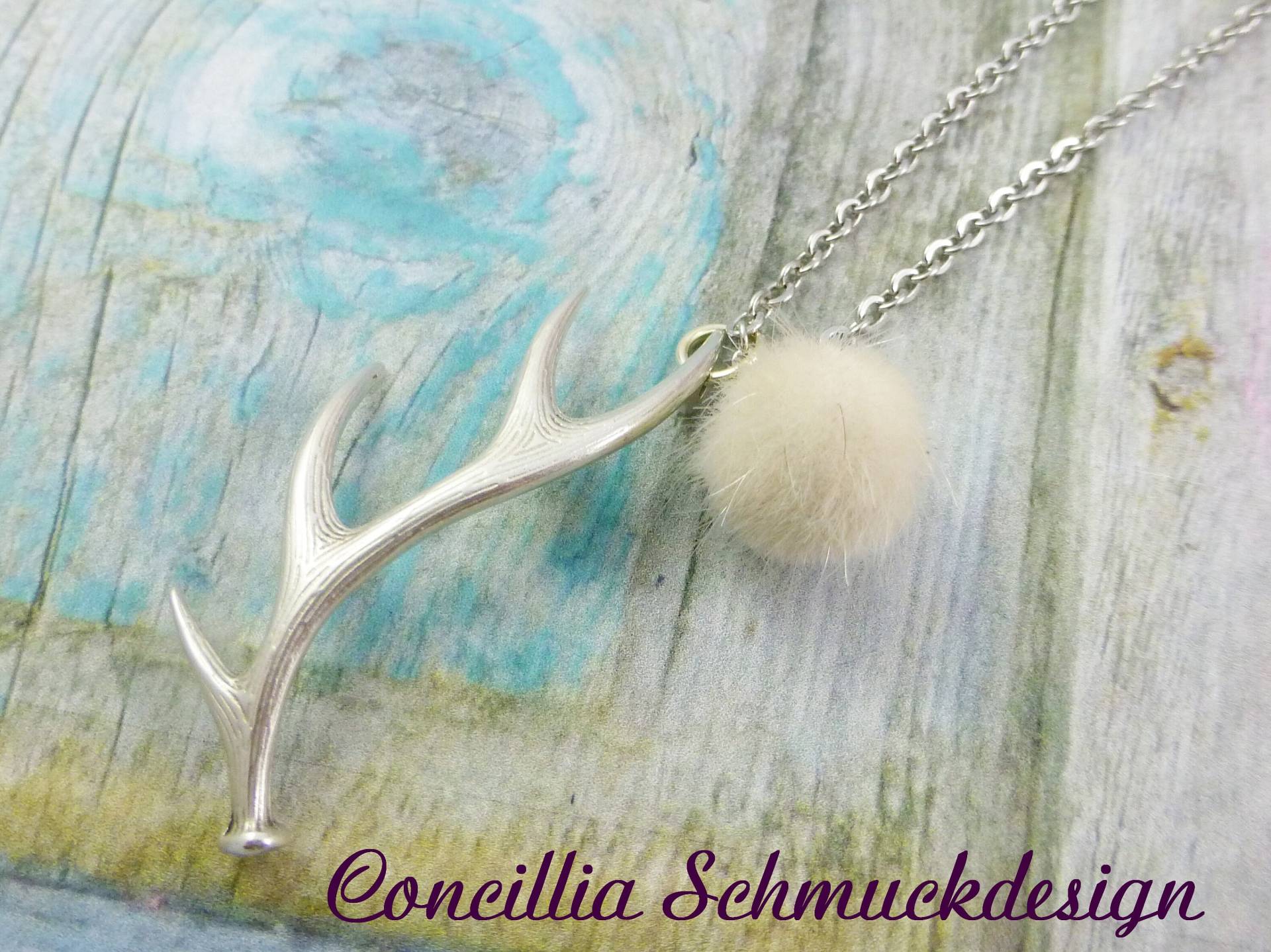 Kette Hirschgeweih Mit Kunstfellperle Beige von concilliadesign