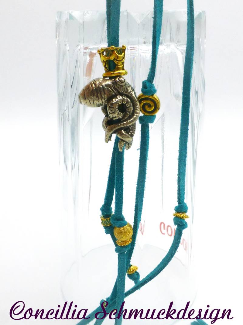 Kette Kleiner Octopus König Türkis Gold An Veloursband von concilliadesign