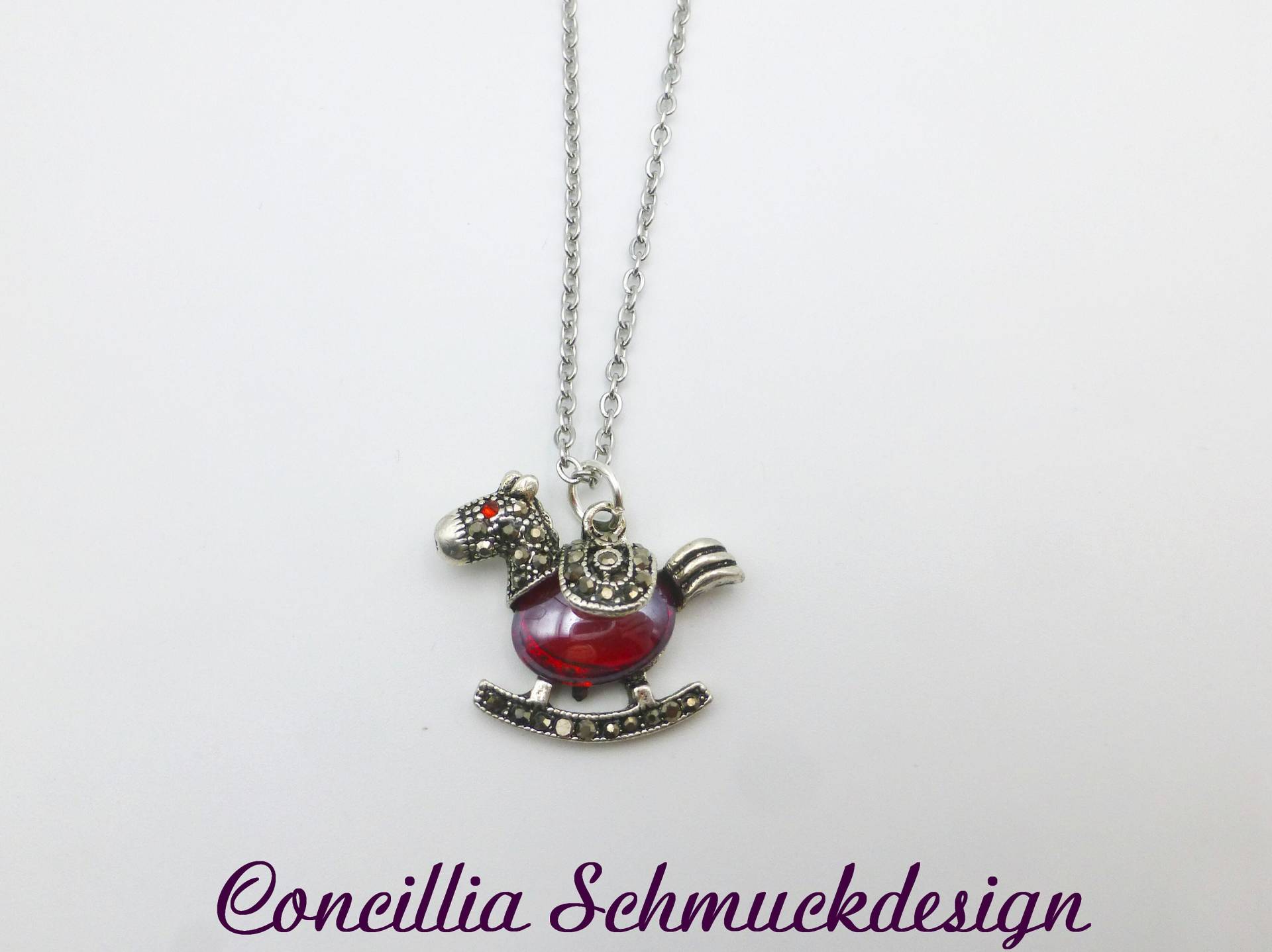 Kette Kleines Schaukelpferd Zirkonia Glasstein Rot Edelstahlkette von concilliadesign