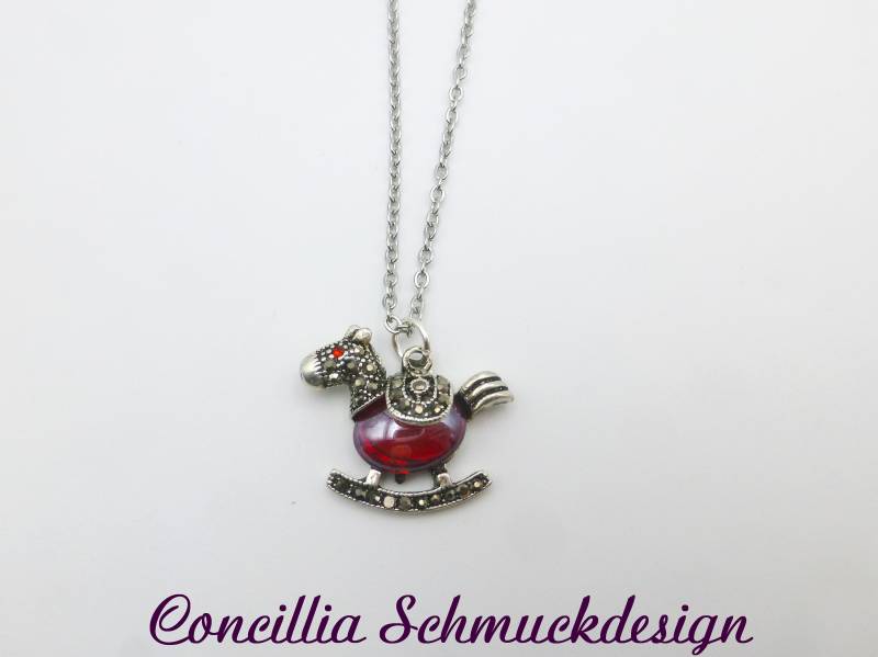 Kette Kleines Schaukelpferd Zirkonia Glasstein Rot Edelstahlkette von concilliadesign