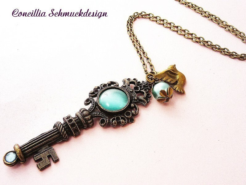 Kette Lang Anhänger Schlüssel Bronzefarben Hellblauer Cateye Stein von concilliadesign