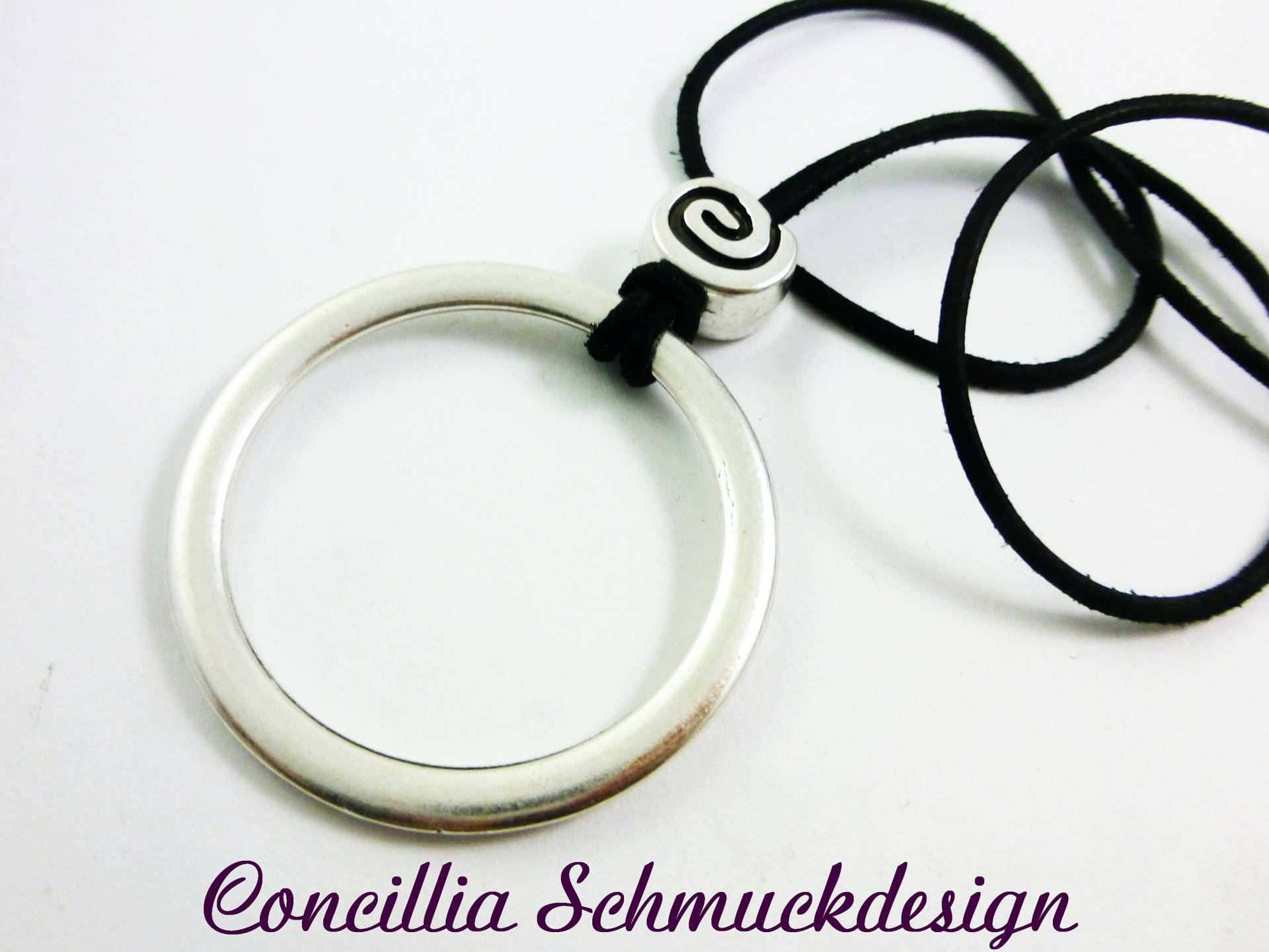 Kette Lang Versilberter Ring An Schwarzem Lederband von concilliadesign