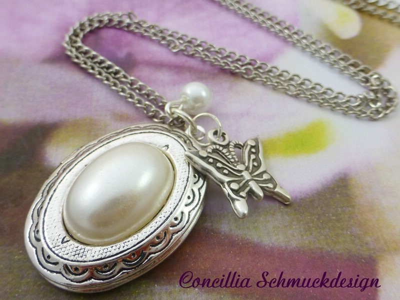 Kette Medaillon Oval Vintage Schmetterling Aufklappbar von concilliadesign