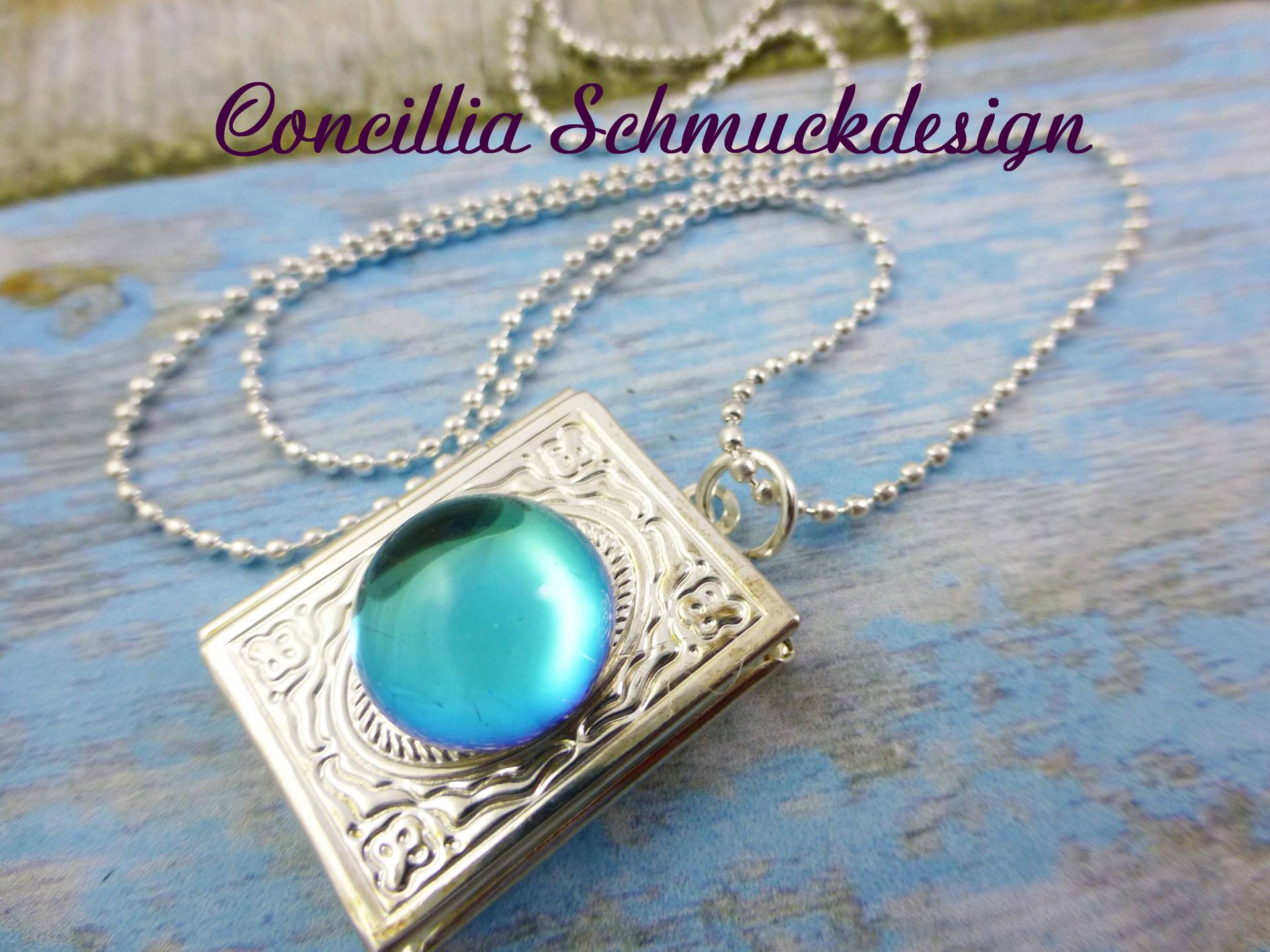 Medaillon Buch Blau Versilbert von concilliadesign