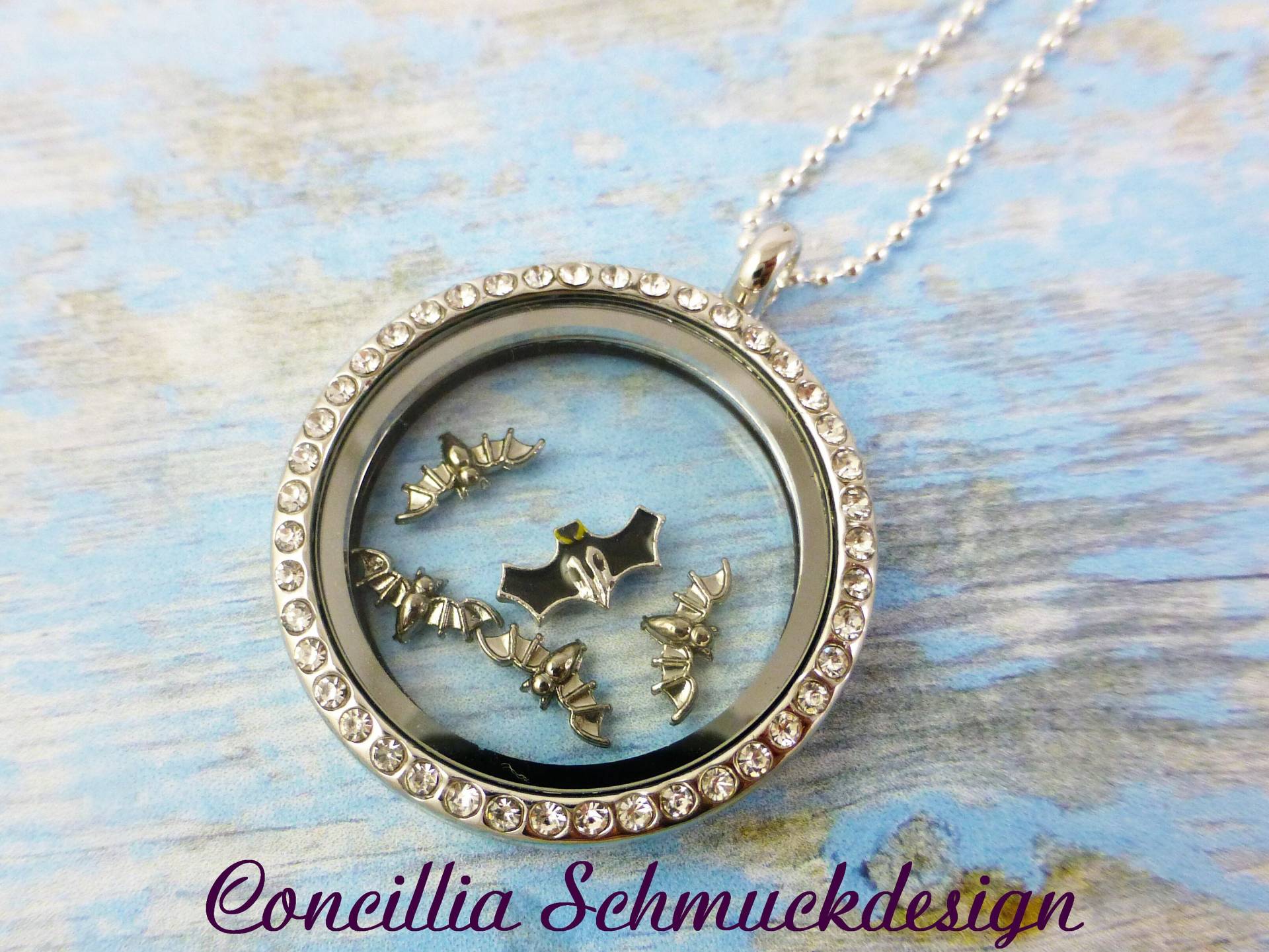 Medaillon Kette Fledermaus von concilliadesign