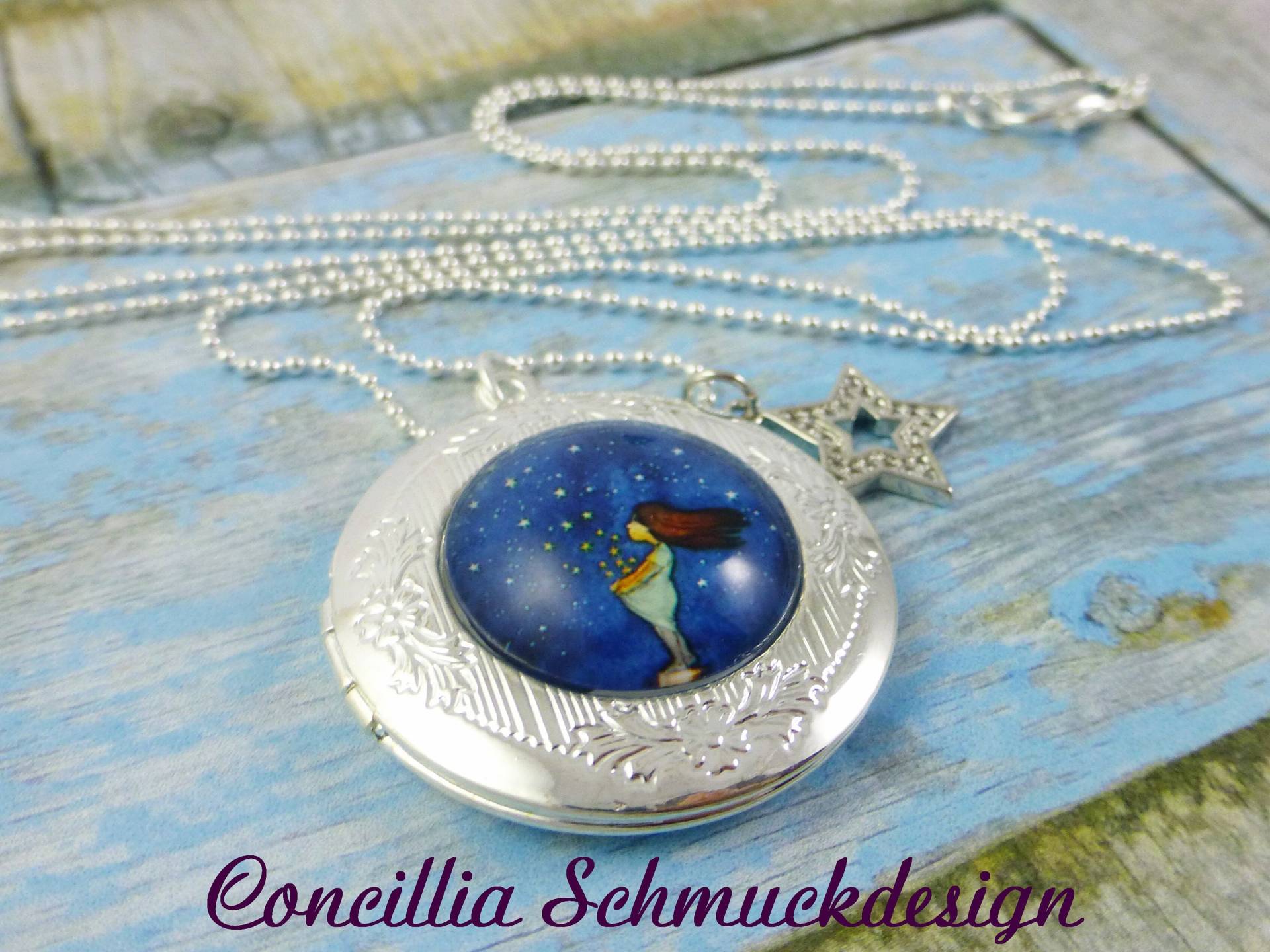 Medaillon Mädchen Mit Sternen Blau von concilliadesign