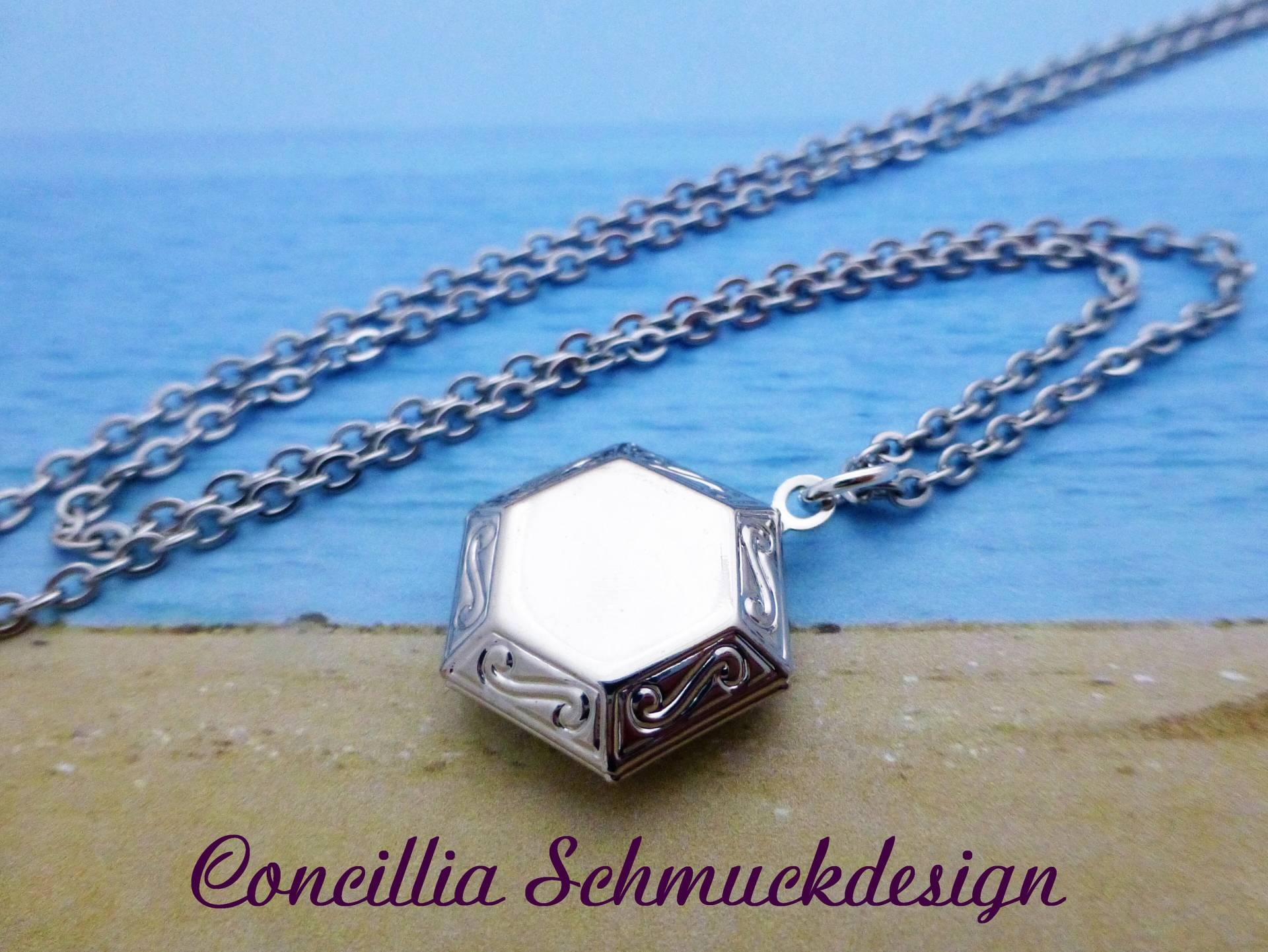 Mini Medaillon Sechseck Aufklappbar Mini Medaillon Sechseck Aufklappbar von concilliadesign