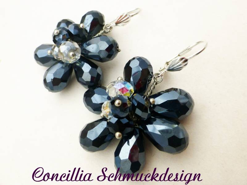 Ohrringe Blumen Kristalltropfen Schwarz von concilliadesign