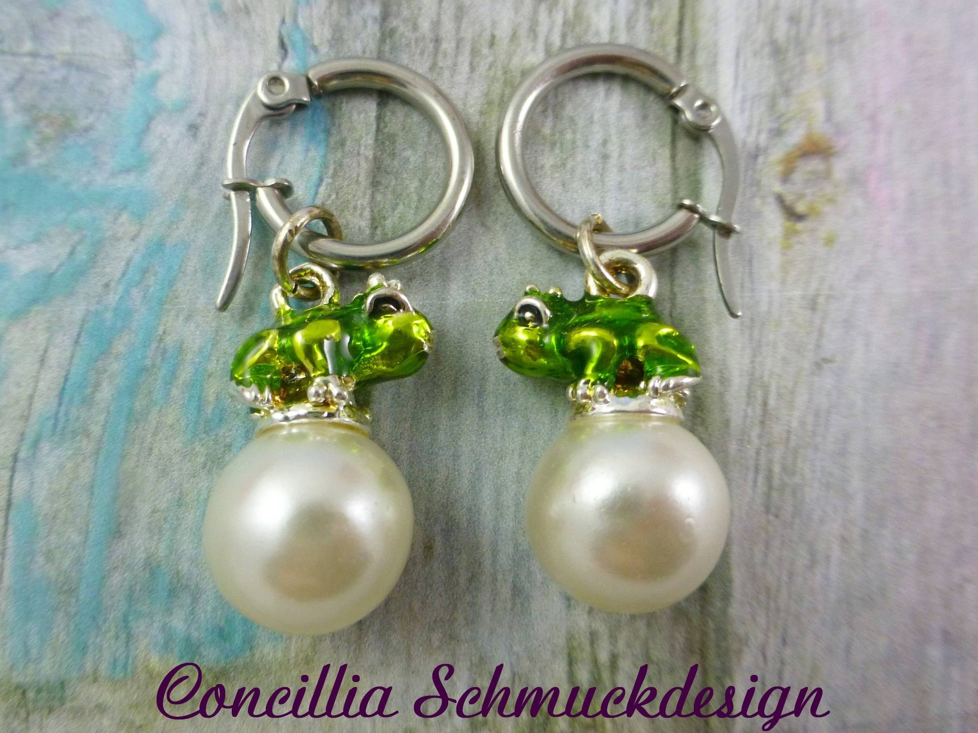 Ohrringe Creolen Frosch Auf Weißer Perle von concilliadesign