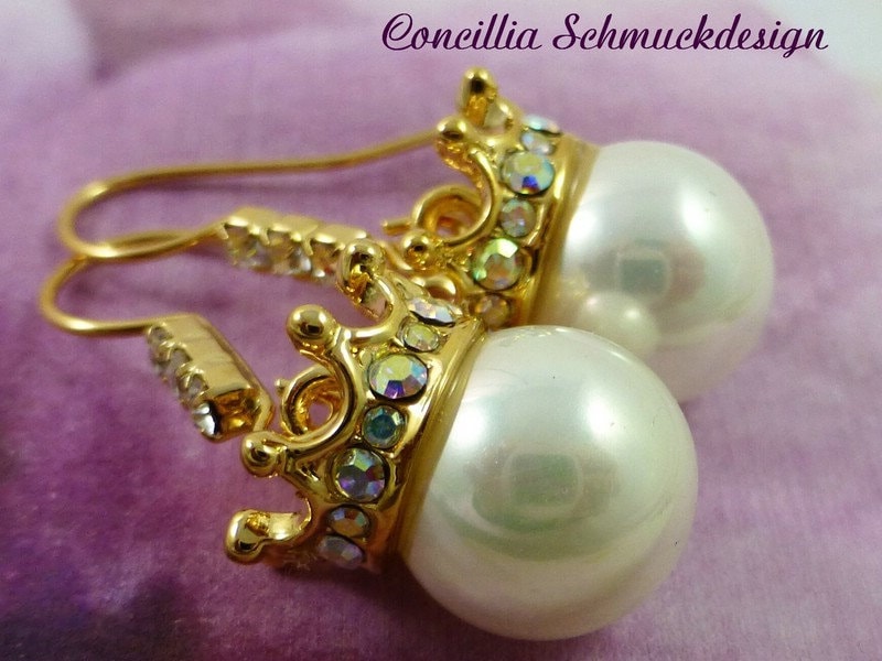 Ohrringe Glitzerkronen Gold Auf Perle von concilliadesign