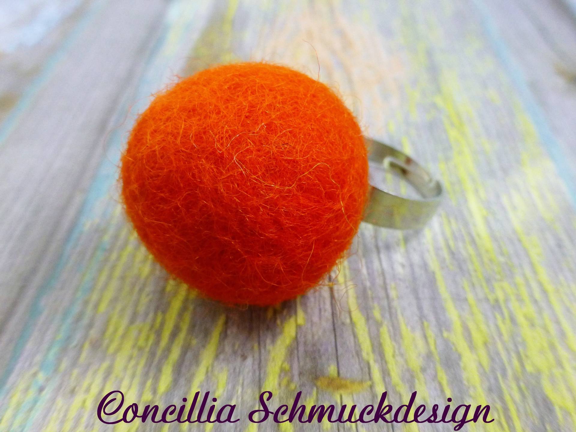 Ring Mit Filzkugel Orange von concilliadesign