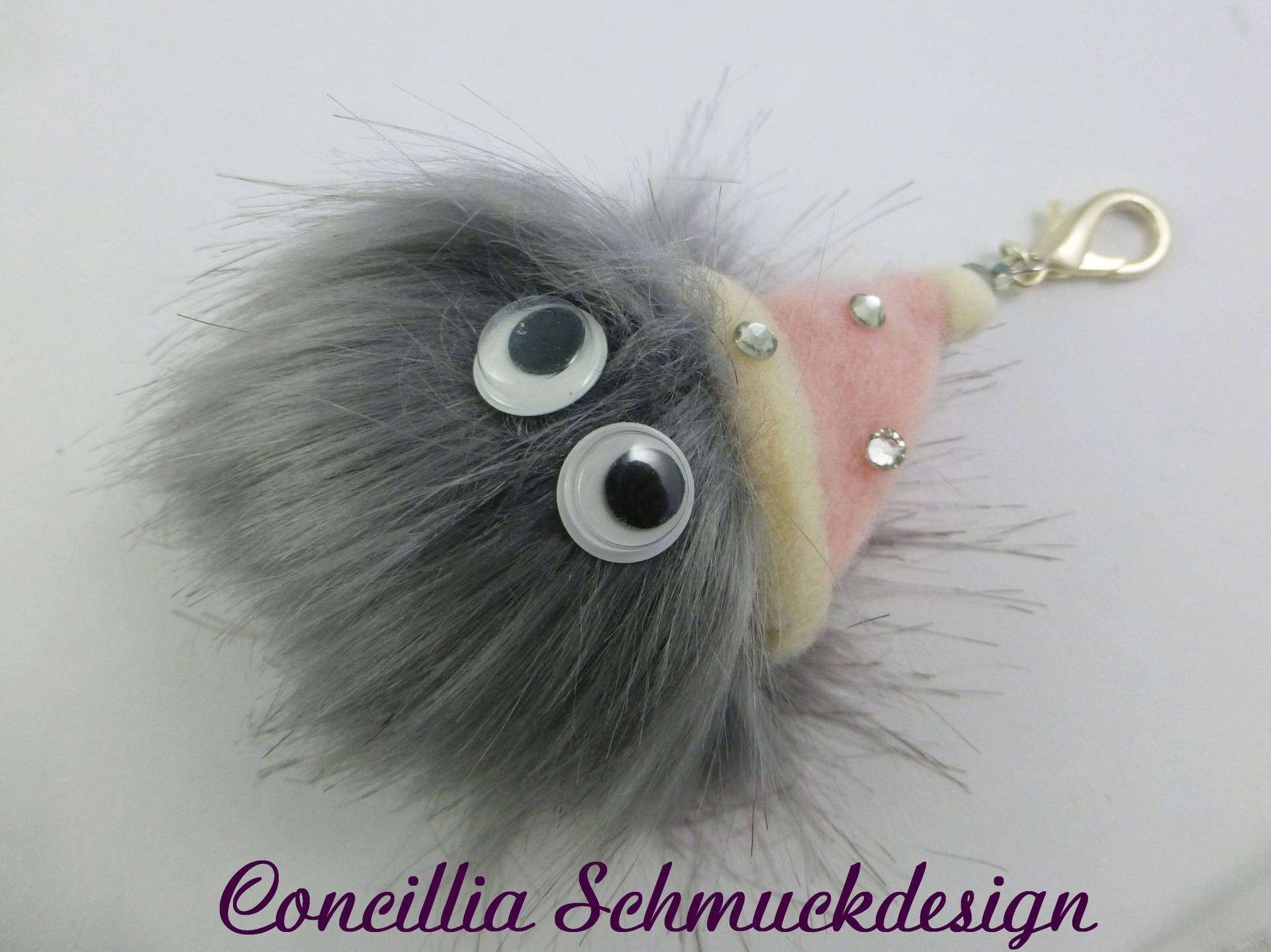 Taschenanhänger Puschelmonster Mit Mütze von concilliadesign