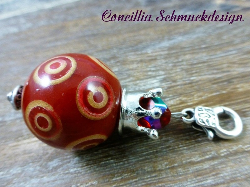 Wechselanhänger Krone Auf Roter Kugel von concilliadesign