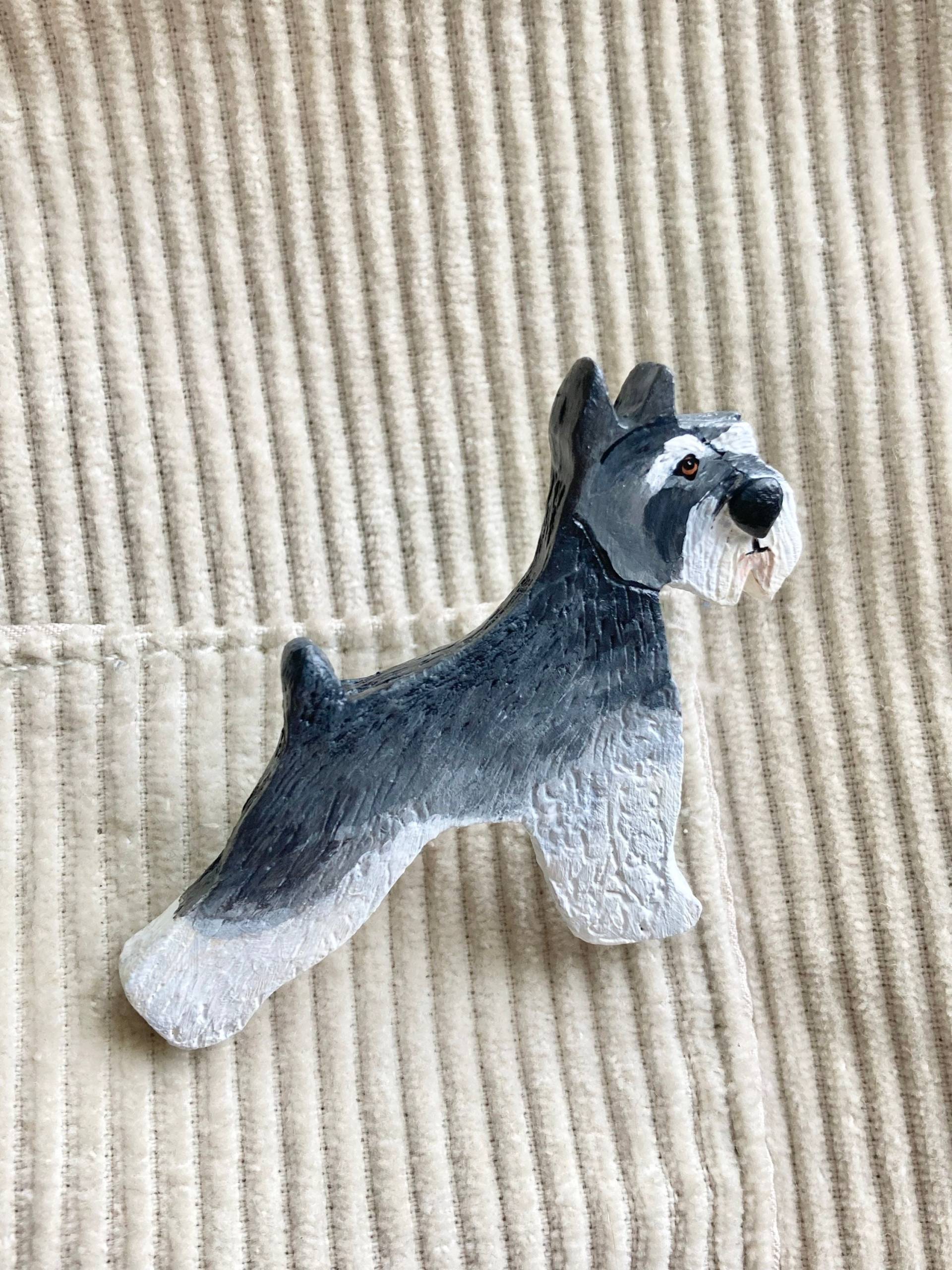 Handgeschnitzter Schnauzer Aus Ton Leichte Hundebrosche Handgeschnitzter Schnauzer Aus Ton Leichte Hundebrosche von connielawrie
