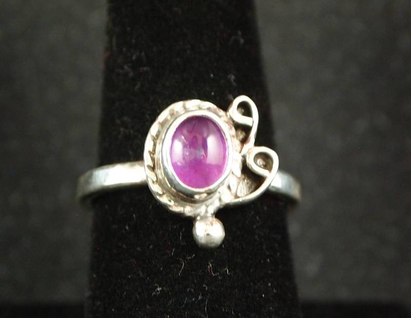 Amethyst Und Sterling Silber Ring Größe 8 1/4 Amethyst Und Sterling Silber Ring Größe 8 1/4 von connieryan123