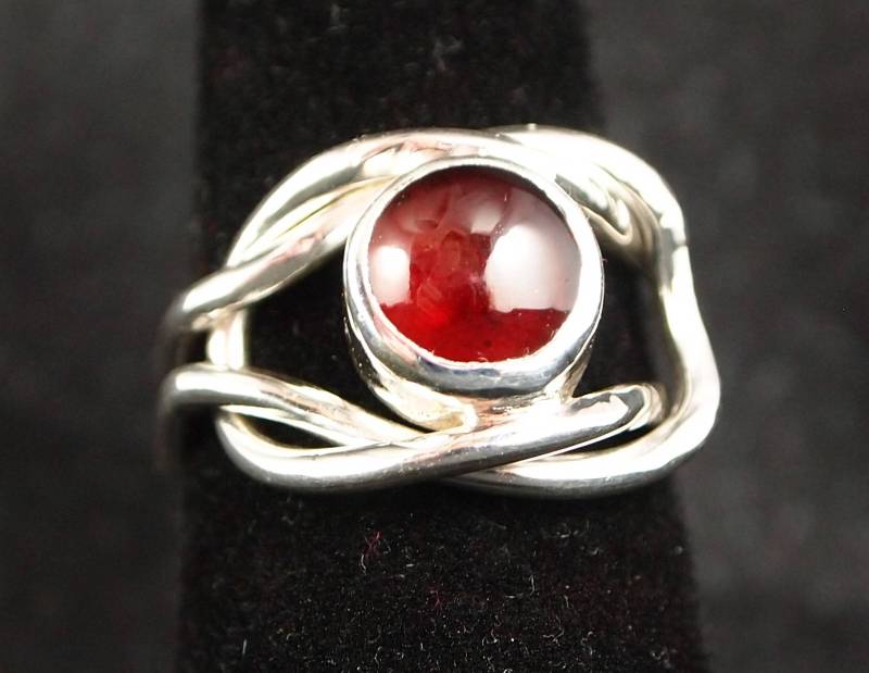 Granat Knotenring Größe 8 in Sterling Silber Granat Knotenring Größe 8 in Sterling Silber von connieryan123