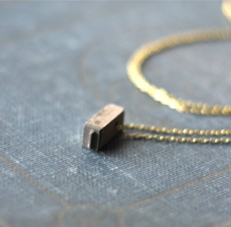 Antike Vintage Holz-Buchstaben-Block-Halskette, Buchstabe I Oder L von contrary