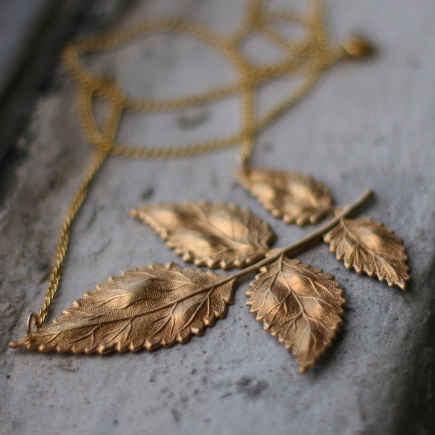 Goldene Blatt Halskette Goldene Blatt Halskette von contrary