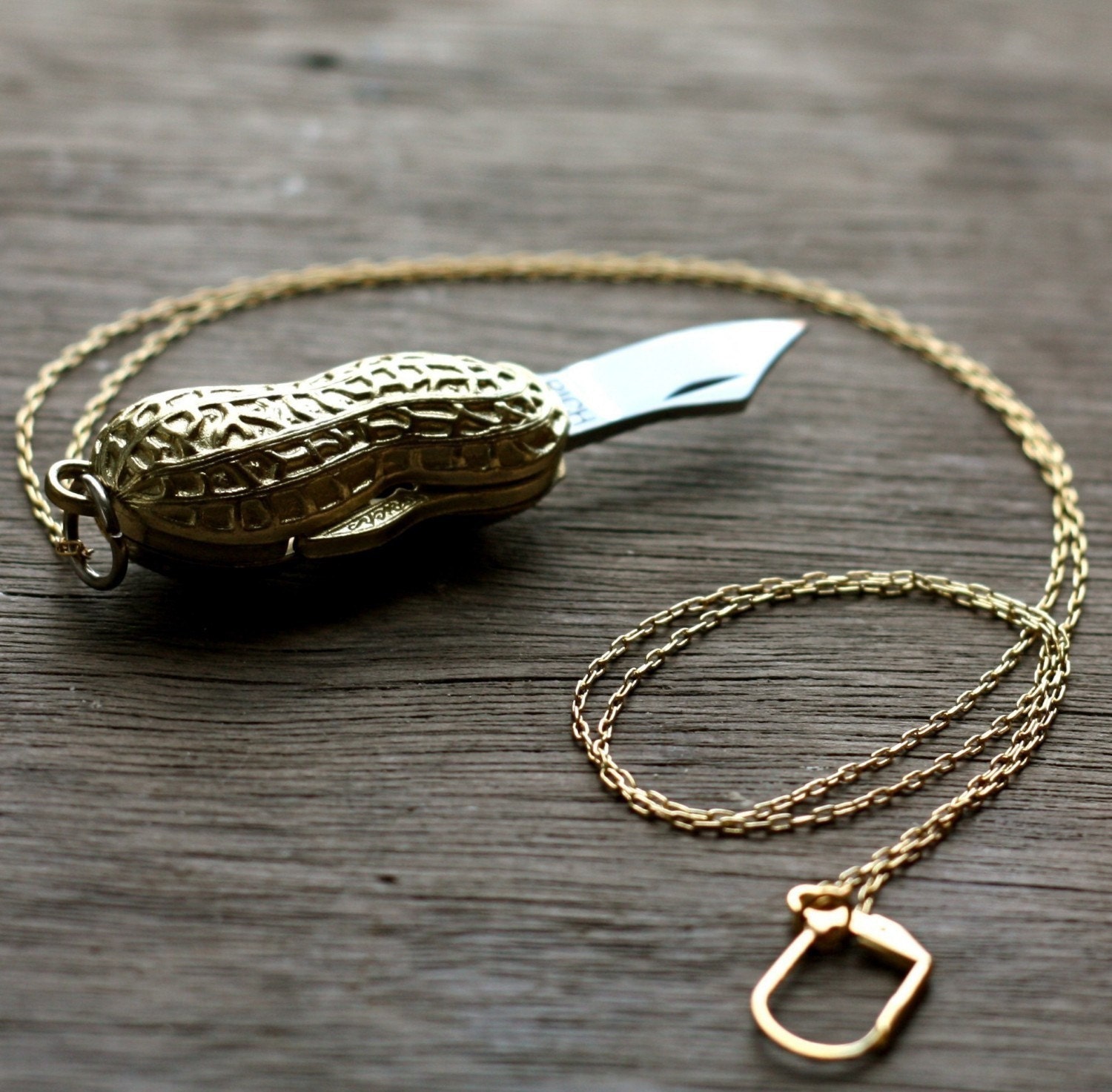 Neuheit Erdnuss Taschenmesser Halskette | Gold Goober Neuheit Erdnuss Taschenmesser Halskette | Gold Goober von contrary