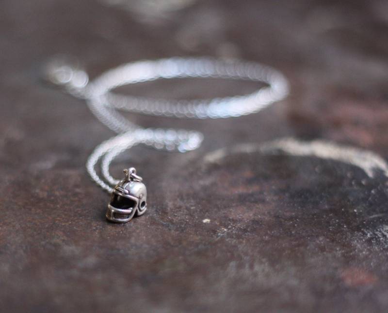 Silber Getönte Fußball Helm Charm Halskette Silber Getönte Fußball Helm Charm Halskette von contrary