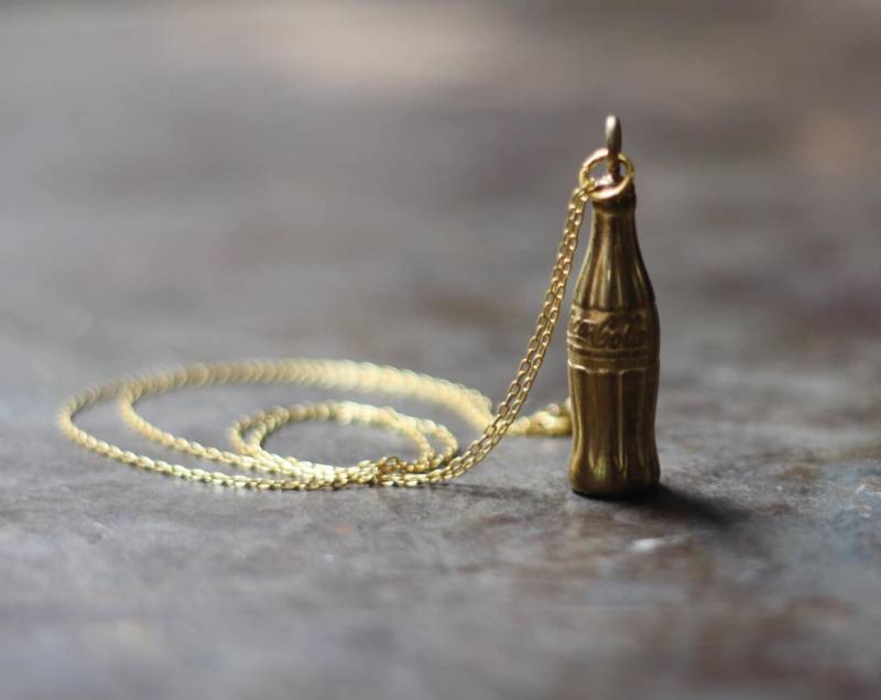 Vintage Messing Coca Cola Flasche Anhänger Halskette Vintage Messing Coca Cola Flasche Anhänger Halskette von contrary