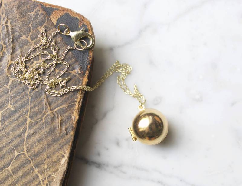 Vintage Messing Kugelförmige Medaillon Halskette von contrary