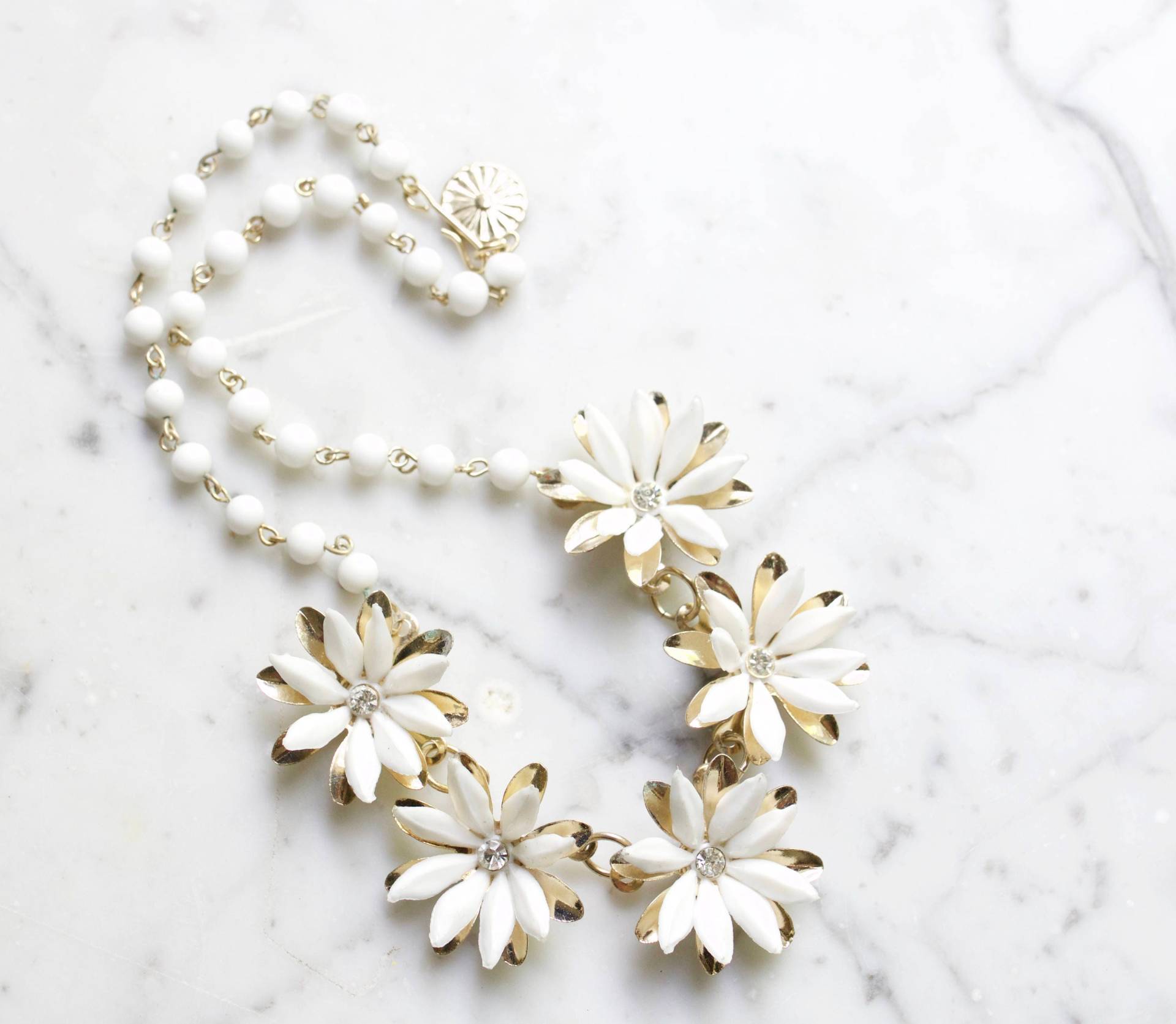Vintage Trachtenkette Perlen Weiße Blumen Mit Strass Vintage Trachtenkette Perlen Weiße Blumen Mit Strass von contrary