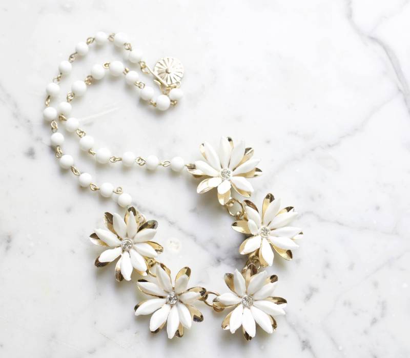 Vintage Trachtenkette Perlen Weiße Blumen Mit Strass von contrary