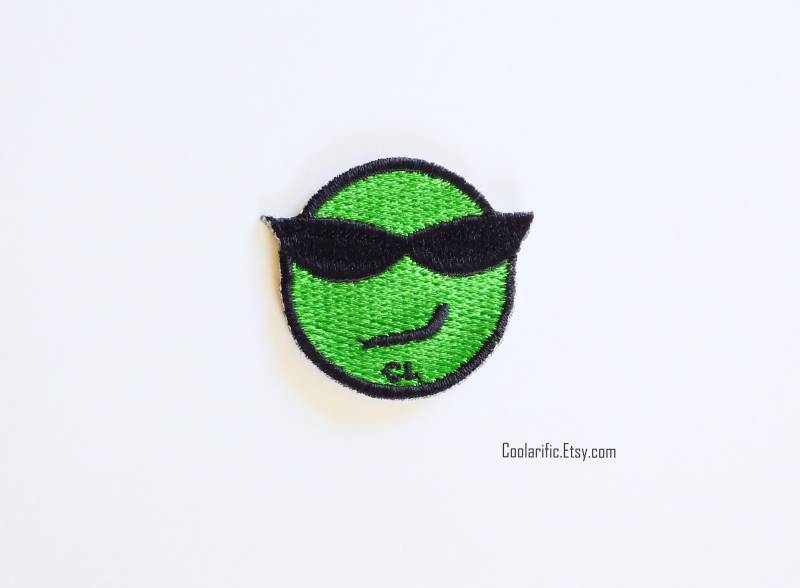 Grüner Alien Emoji Gestickter Aufkleber-Patch - 1, 5 Zoll von coolarific
