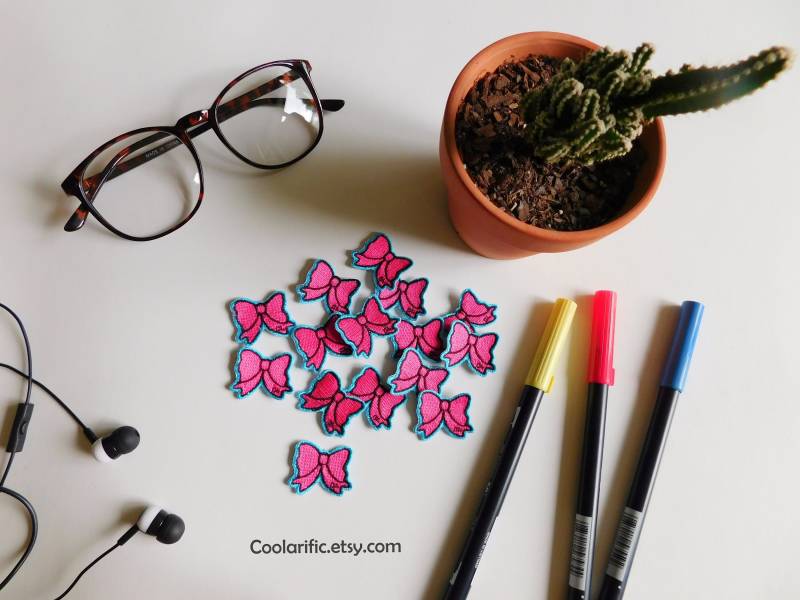 Schleife Aufkleber Aufnäher Mini Patch Niedlich Accessoires Für Laptop Handy Fall Tumbler Makeup Tasche Journal Cover Schuhe Dekoration von coolarific