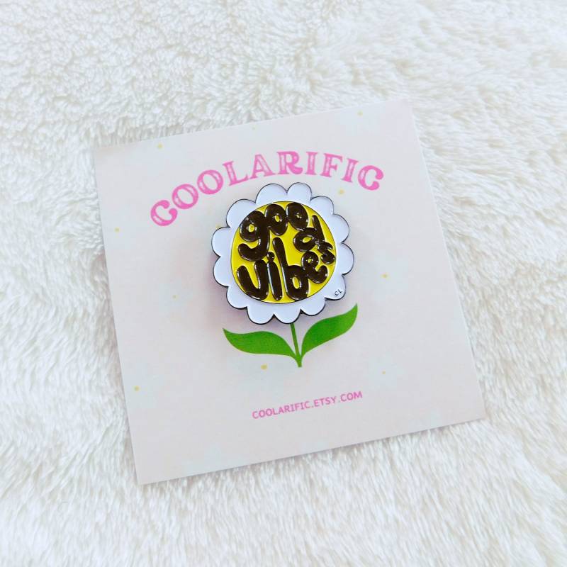 Good Vibes Soft Enamel Anstecker Schwarzes Metall, Vergoldete Rückseite von coolarific