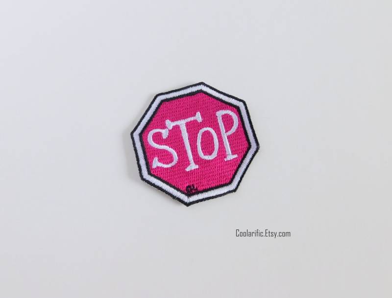 Pink Stop-Schild Aufkleber Gestickte Applikation | 5x5cm von coolarific