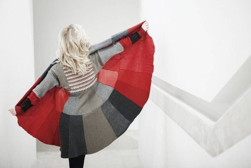 Langer Kaschmirpullover in Rot Und Grau, Upcycling 100% Kaschmir, Luxusmode Von Coolawoola, Kaschmirmantel von coolawoola