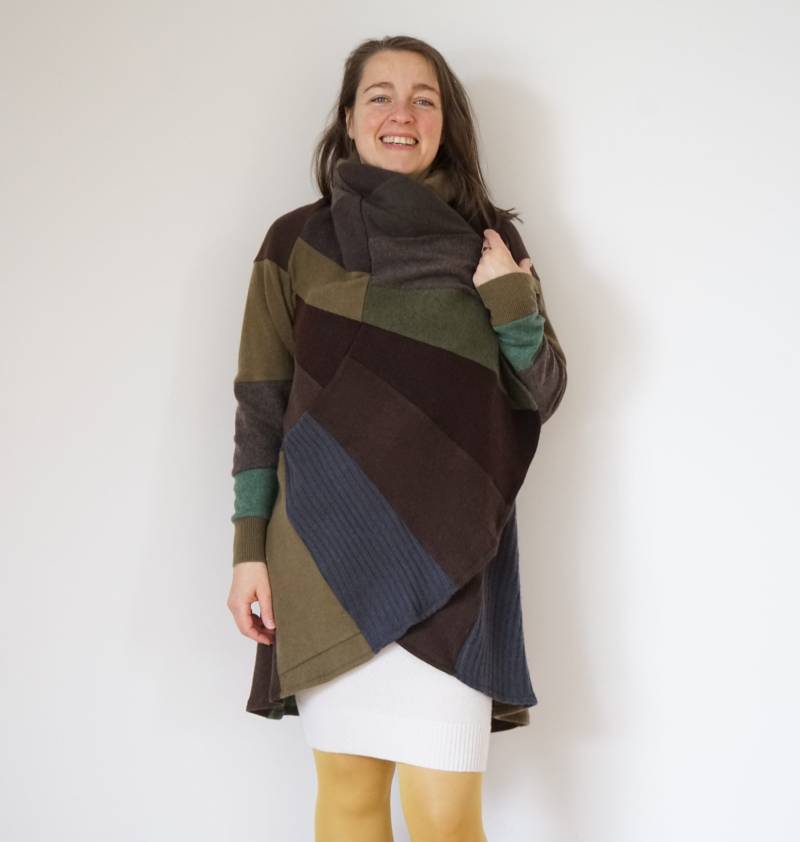 Grün Und Braun Upcycled Kaschmir Circle Cardigan Coolawoola Sofort Lieferbar von coolawoola