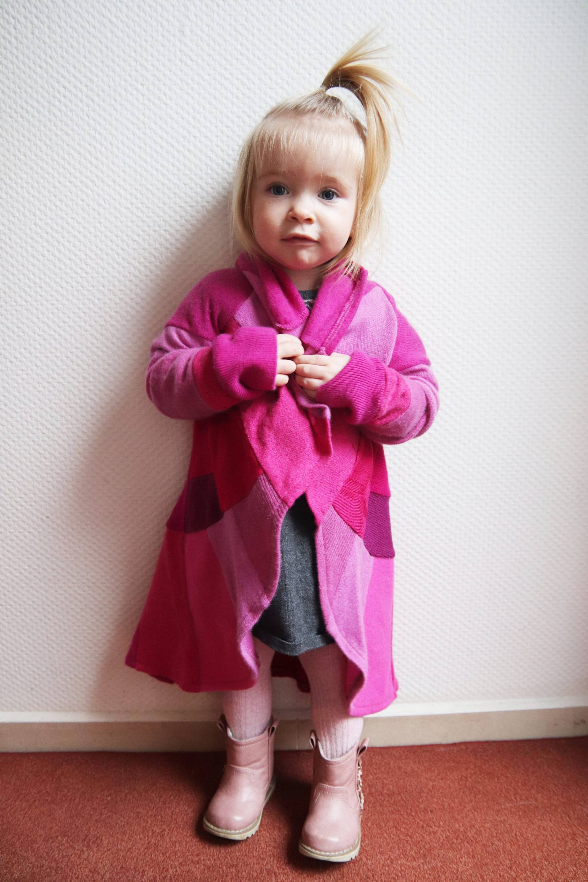 Mädchen Rosa Cardigan Upcycled Reines Kaschmir Cape von coolawoola