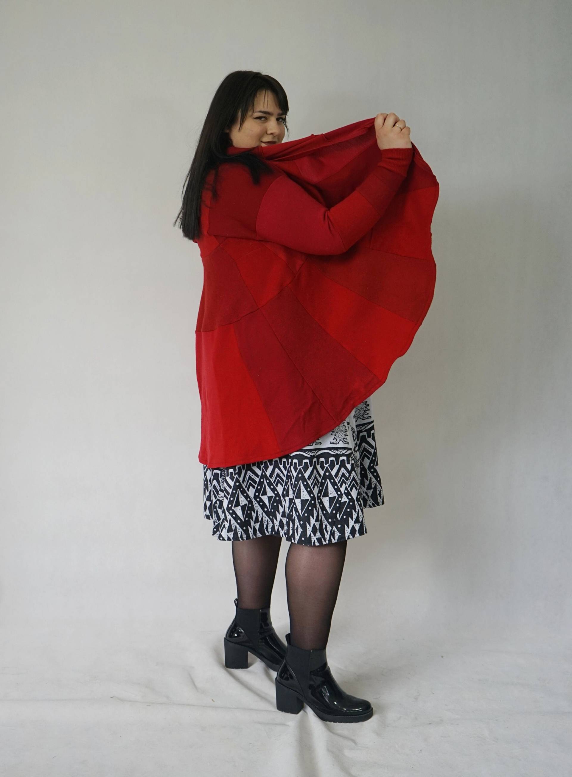 Plus Size Wolle Roter Umhang Cardigan Coolawoola Upcycled von coolawoola