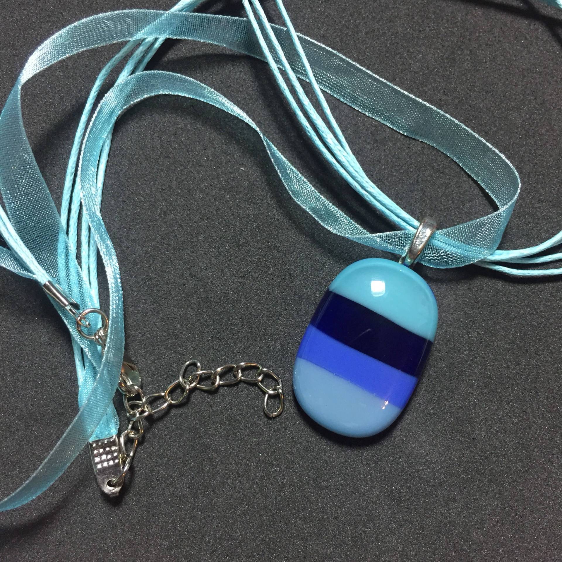 Mehrschichtige Blau Fusing-Glas Anhänger Mehrschichtige Blau Fusing-Glas Anhänger von corettadeesign