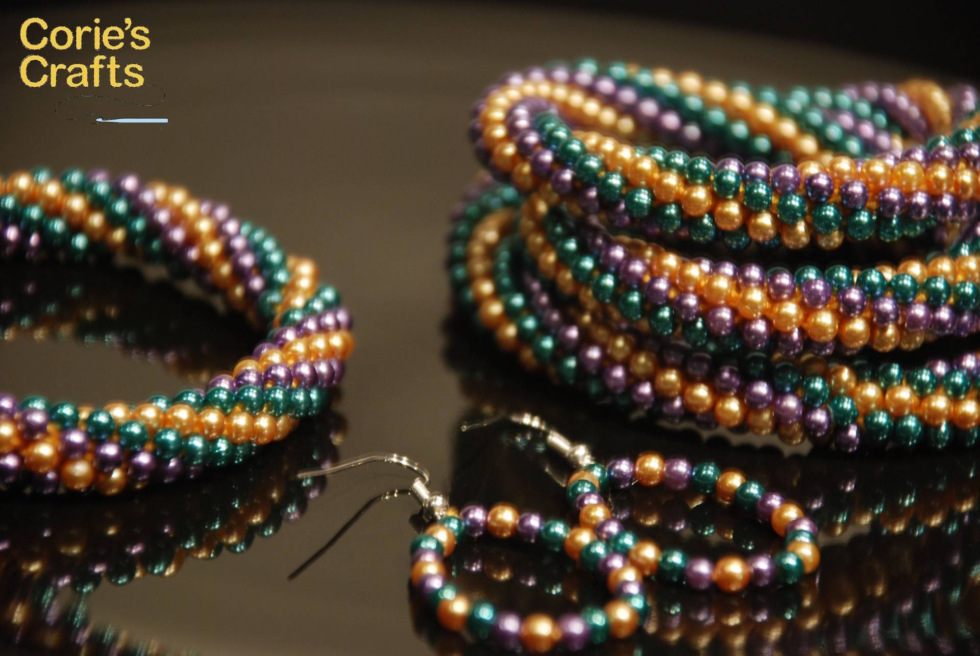 Fasching Karneval Perlen Schmuck Set, Handgemachte Halskette, Armband, Ohrringe, Grün, Lila Und Gold von coriescrafts