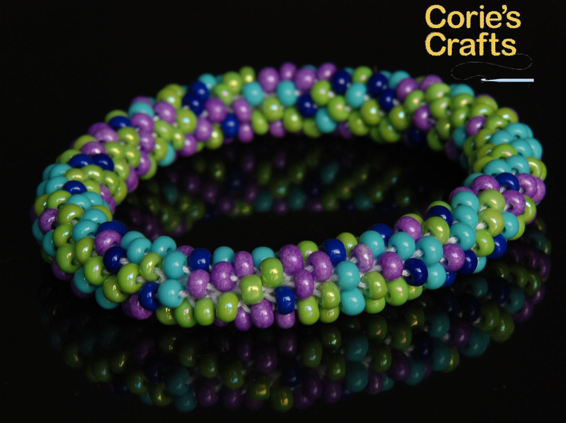 Handgemachte Bunte Perlen Armband Mit Lila Dunkelblau Aqua & Grün Optional Perlenkette Und Ohrringe Schmuck Set von coriescrafts