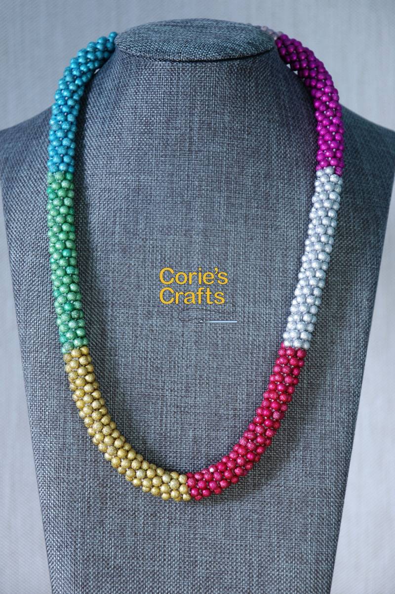 Handgemachte Bunte Sternenstaub Regenbogen Halskette, Mehrfarbige Perlen Häkelkette in Regenbogenfarben Mit von coriescrafts