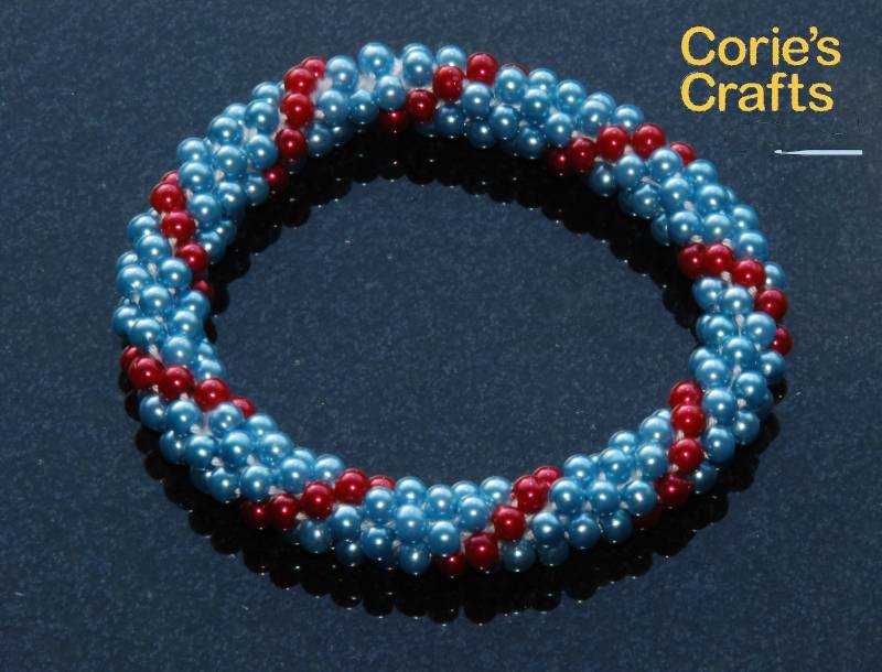 Handgemachte Grüne Und Rote Perlen Armband | Handgemachtes Spiral Weihnachtsarmband Weihnachtsschmuck von coriescrafts