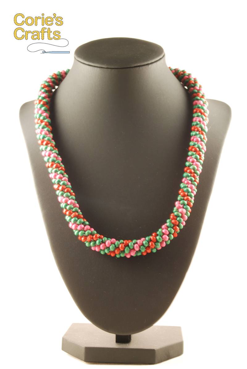 Handgemachte Holzspiralen Halskette Rosa Rot Und Grün Holzperlen in Einem Spiralmuster von coriescrafts