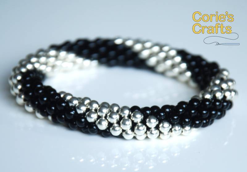 Handgemachte Perlen Schwarz Und Silber Häkeln Spiral Armband Mit Optional Passende Halskette Ohrringe Schmuck Set von coriescrafts