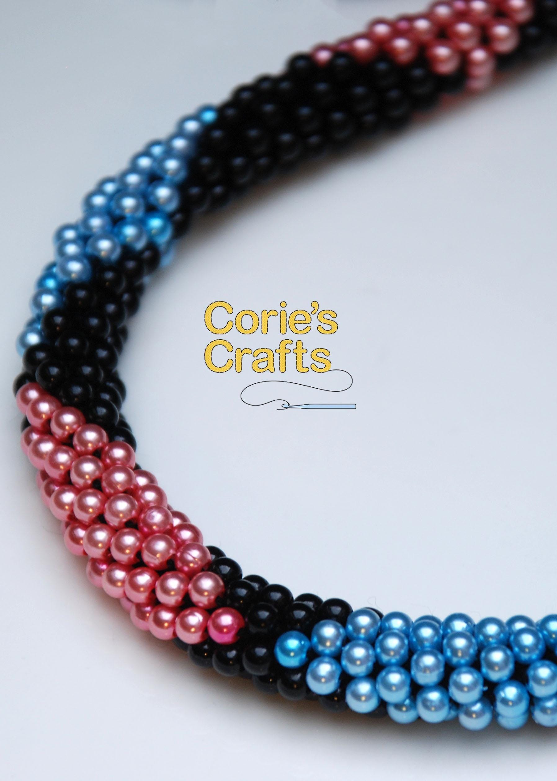 Handgemachte Schwarze Perlen-Halskette Mit Rosa Und Türkisfarbenem Diamant-Muster | Perlen Häkeln Statement Halskette Einzigartiges Geschenk Für Sie von coriescrafts