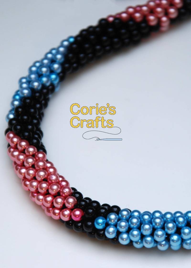 Handgemachte Schwarze Perlen-Halskette Mit Rosa Und Türkisfarbenem Diamant-Muster | Perlen Häkeln Statement Halskette Einzigartiges Geschenk Für Sie Handgemachte Schwarze Perlen-Halskette Mit Rosa Und Türkisfarbenem Diamant-Muster | Perlen Häkeln Statement Halskette Einzigartiges Geschenk Für Sie von coriescrafts