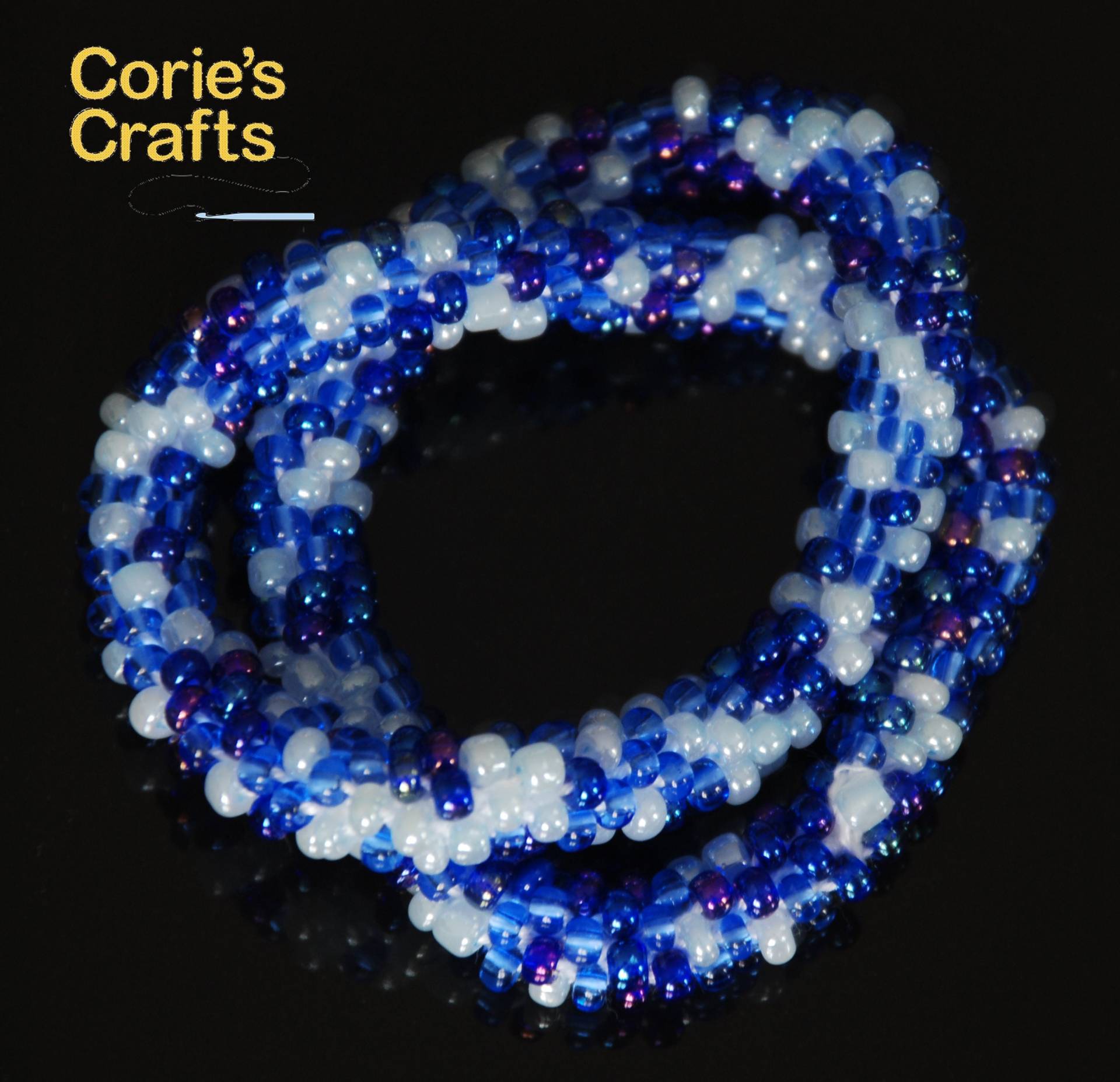 Handgemachtes Blaues Doppelt Twist Perlen Armband Mit Mehreren Blautönen Häkeln | Einzigartiges Geschenk Für Sie Doppelter Armreif von coriescrafts