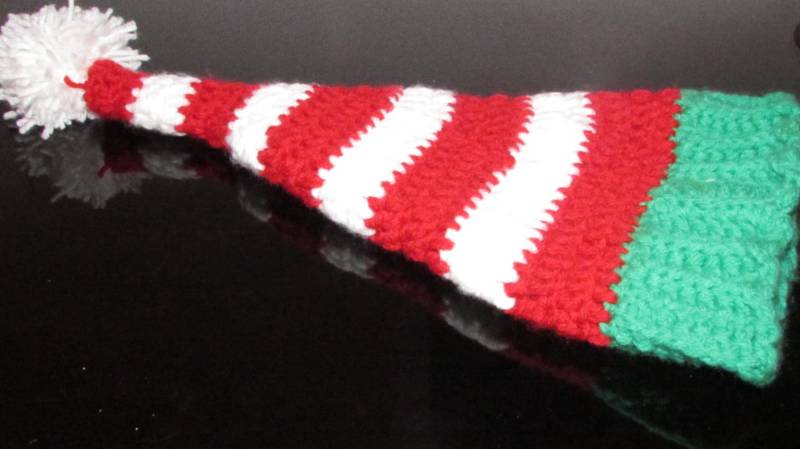 Rote Bezaubernde Elfe Hand-Gehäkelte Erwachsene Weihnachtsmütze - Häkeln Elfen Mütze Hand Häkelmütze Beanie Hut von coriescrafts