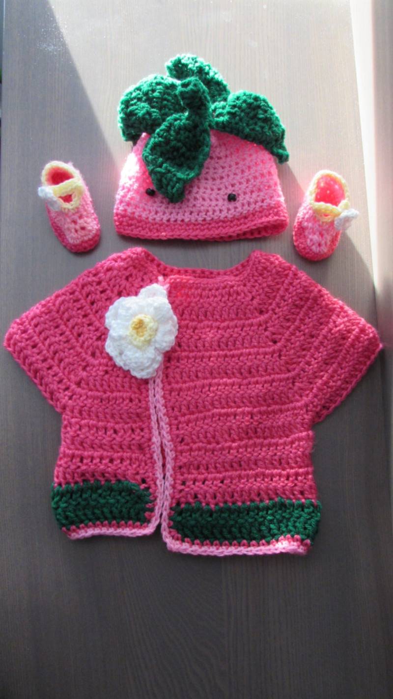 strawberry Crochet Baby Outfit - Erdbeermütze Cancer Awareness Booties Häkelblume Pullover Babypartygeschenk von coriescrafts
