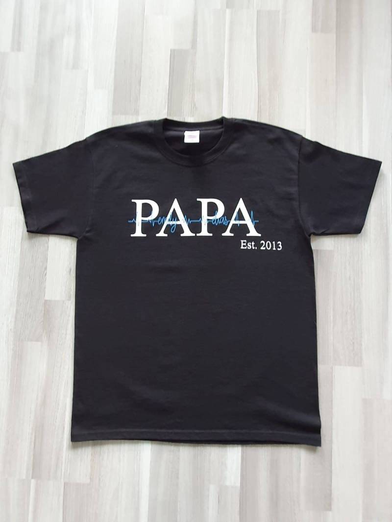 Papa T-Shirt Personalisiert Mit Dem/Der Namen Ihres/Ihrer Kind/Er Papa T-Shirt Personalisiert Mit Dem/Der Namen Ihres/Ihrer Kind/Er von corinnaskreativshop